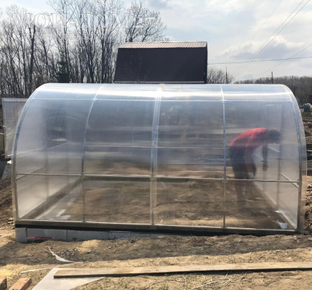 Теплица Сибирская Усиленная 4 метра с поликарбонатом | Мой-Дом27 | Каркас изготовлен из оцинкованной замкнутой трубы 20*20 мм.<br>
 Ширина - 3&nbsp;метра. Высота - 2,1 метра. Длина 4&nbsp;метра.&nbsp;<br>
 Выдерживаемая снеговая нагрузка - 100 кг/м2. Выдерживаемая ветровая нагрузка - до 15 м/с.<br>
 Расстояние между дугами 1 метр.&nbsp;<b>Толщина металла дуг 1,2 мм</b>.&nbsp;Ширина двери 0,96 метра.<br>